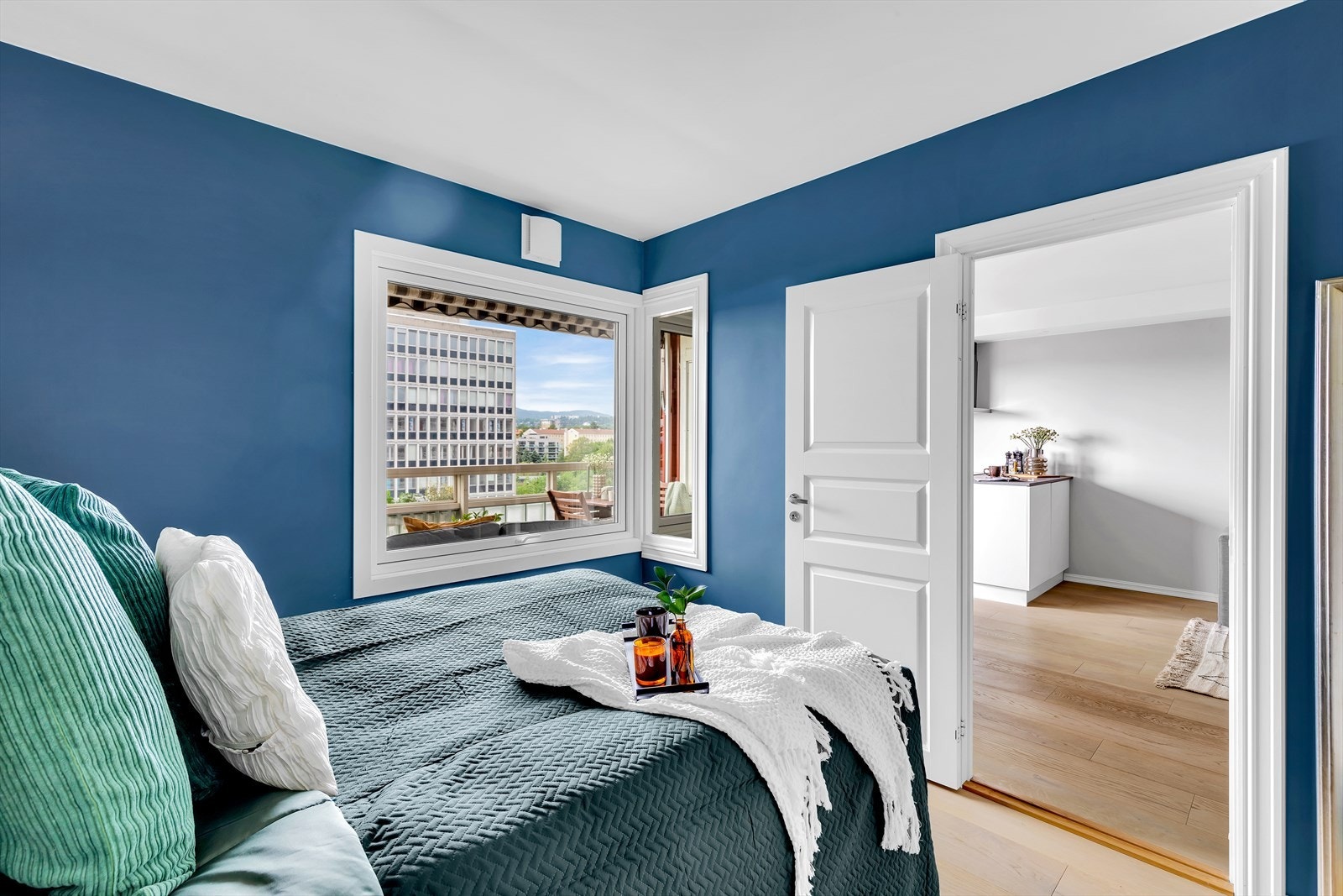 Soverommet er malt i lun blåfarge. Galleribilde