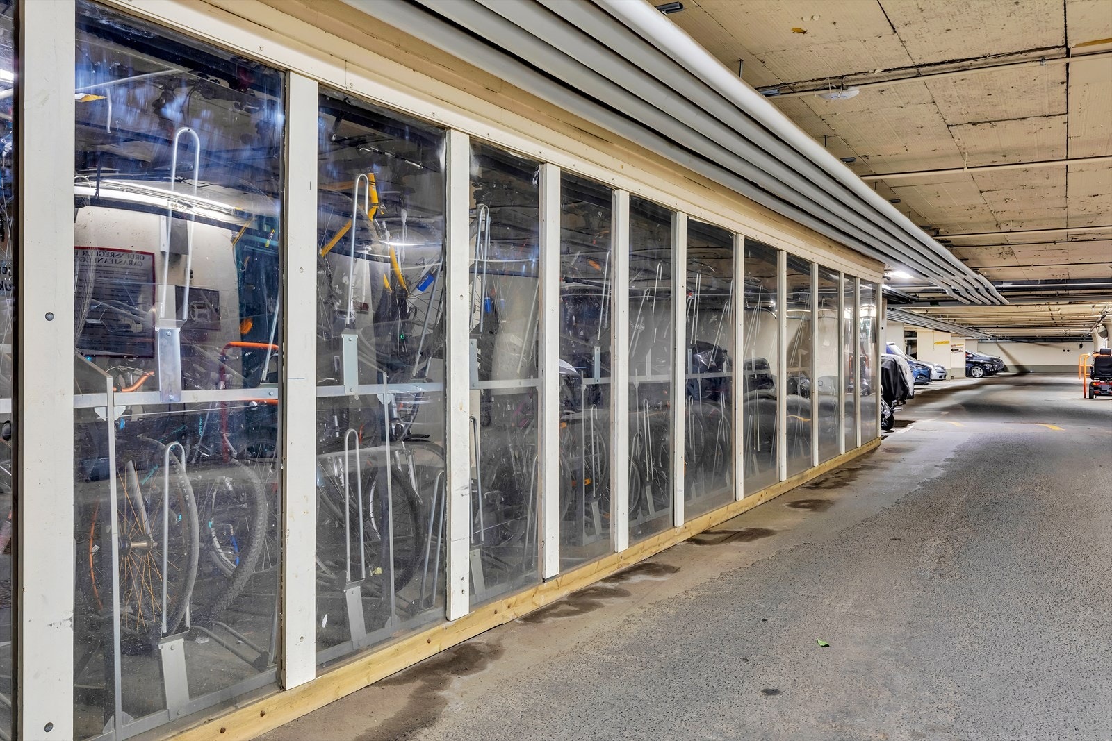 Det er stor felles sykkelbod i kjeller. Galleribilde