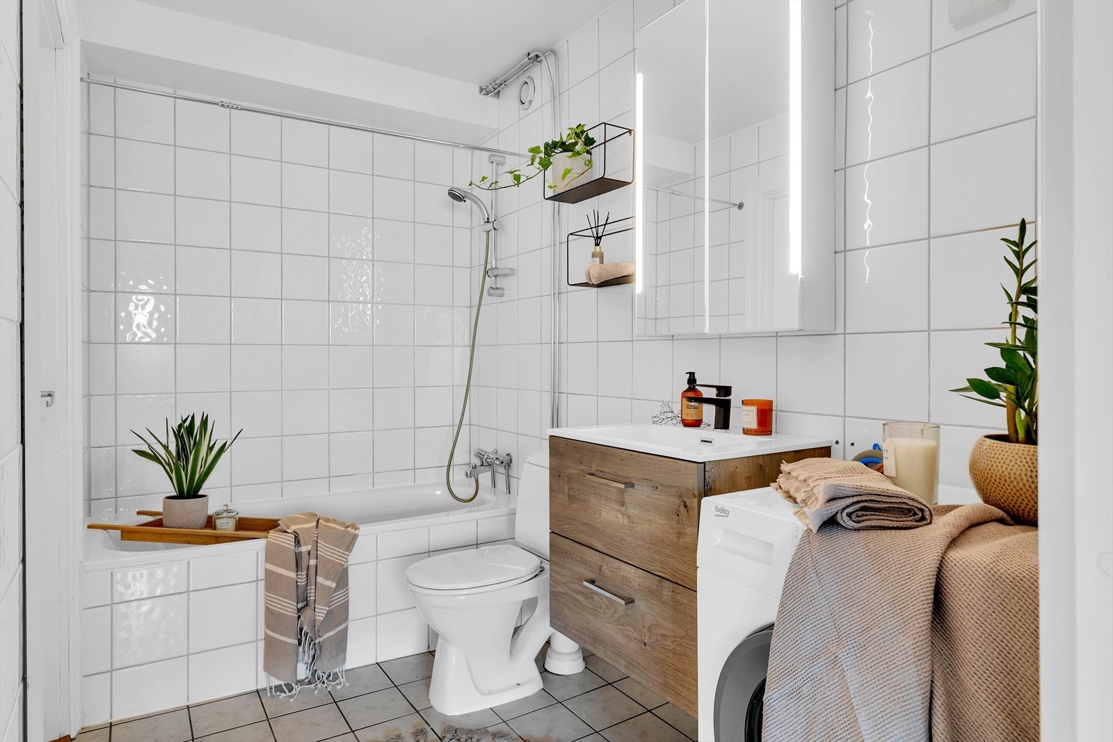 Pent flislagt bad med opplegg for vaskemaskin og varmekabler i gulv. Galleribilde