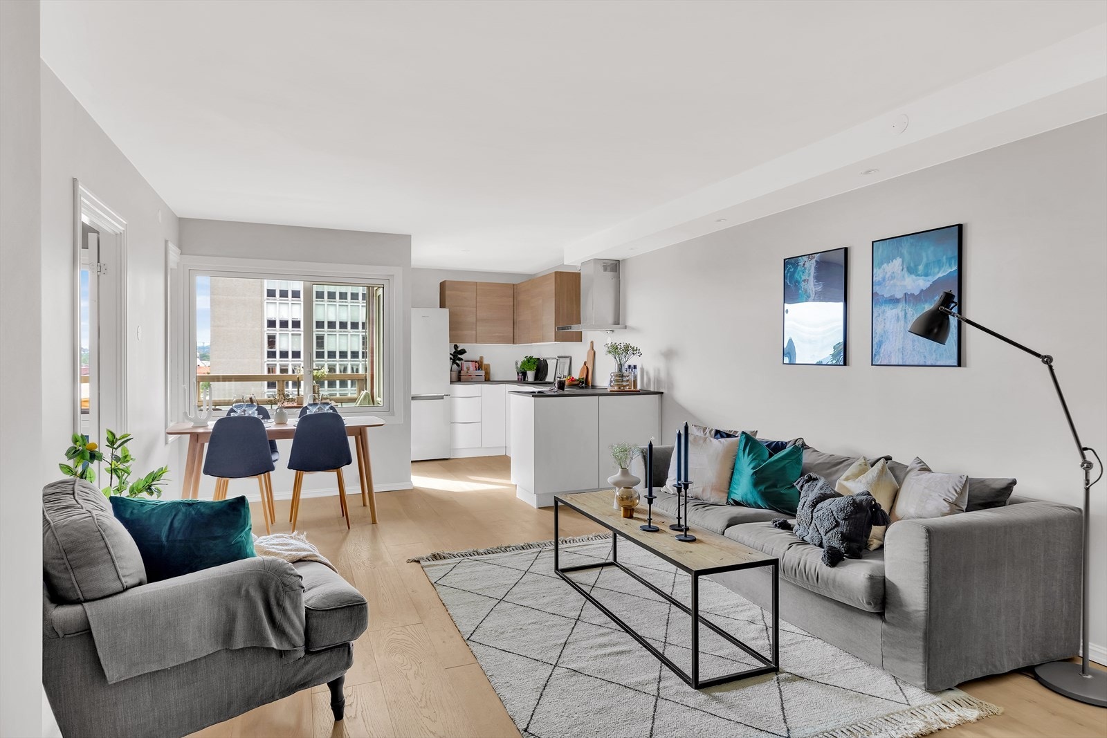 Stuen har en meget god arealutnyttelse med plass for sofagruppe, spisebord og annet møblement Galleribilde