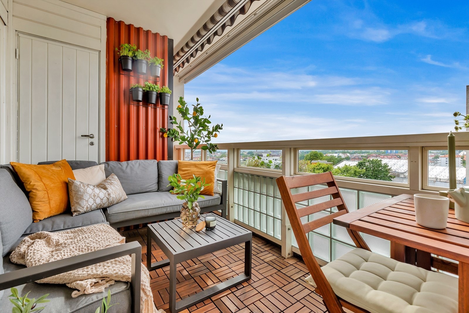 Balkongen er stor med plass for sittegrupper og beplantning, adkomst til praktisk innvendig bod Galleribilde