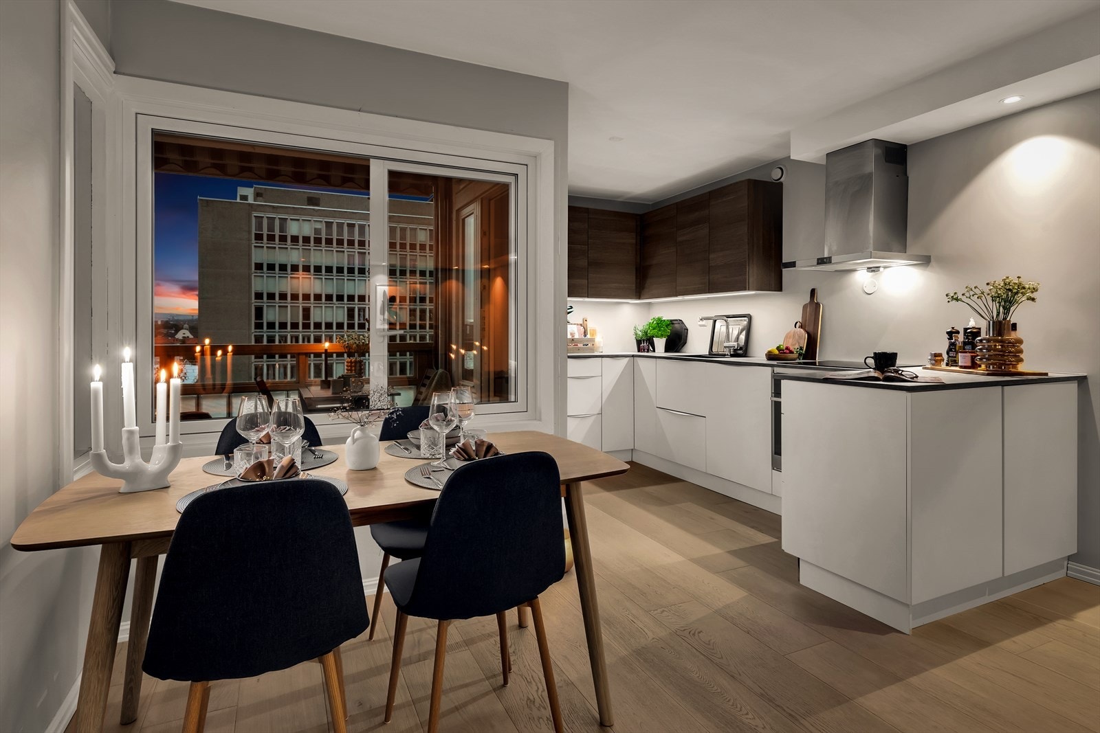 Det er god spiseplass til stort spisebord Galleribilde