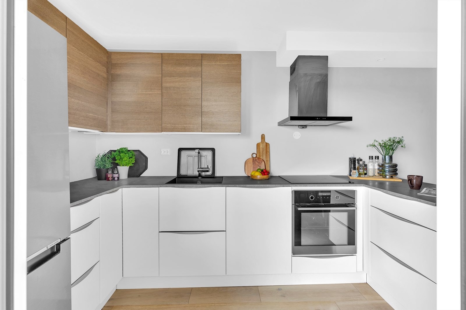 Moderne Kvik kjøkkeninnredning fra 2018 med rikelig skap- og benkeplass. Galleribilde