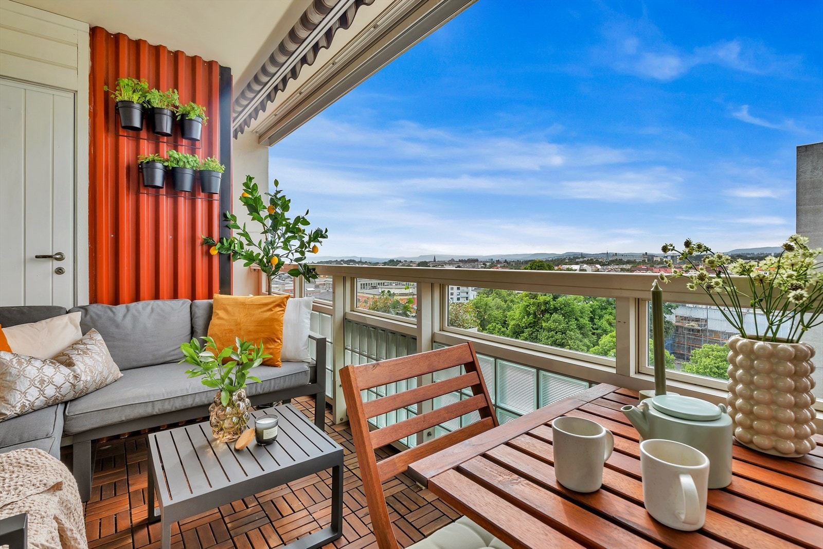 Smakfull og lekker 2-roms med herlig balkong og garasjeplass m/elbil-lader. Galleribilde