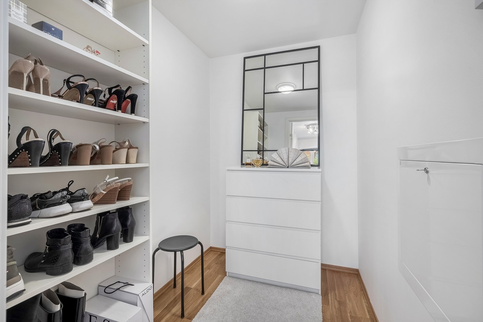 Walk-in garderobe med god plass til garderobeskap. Galleribilde