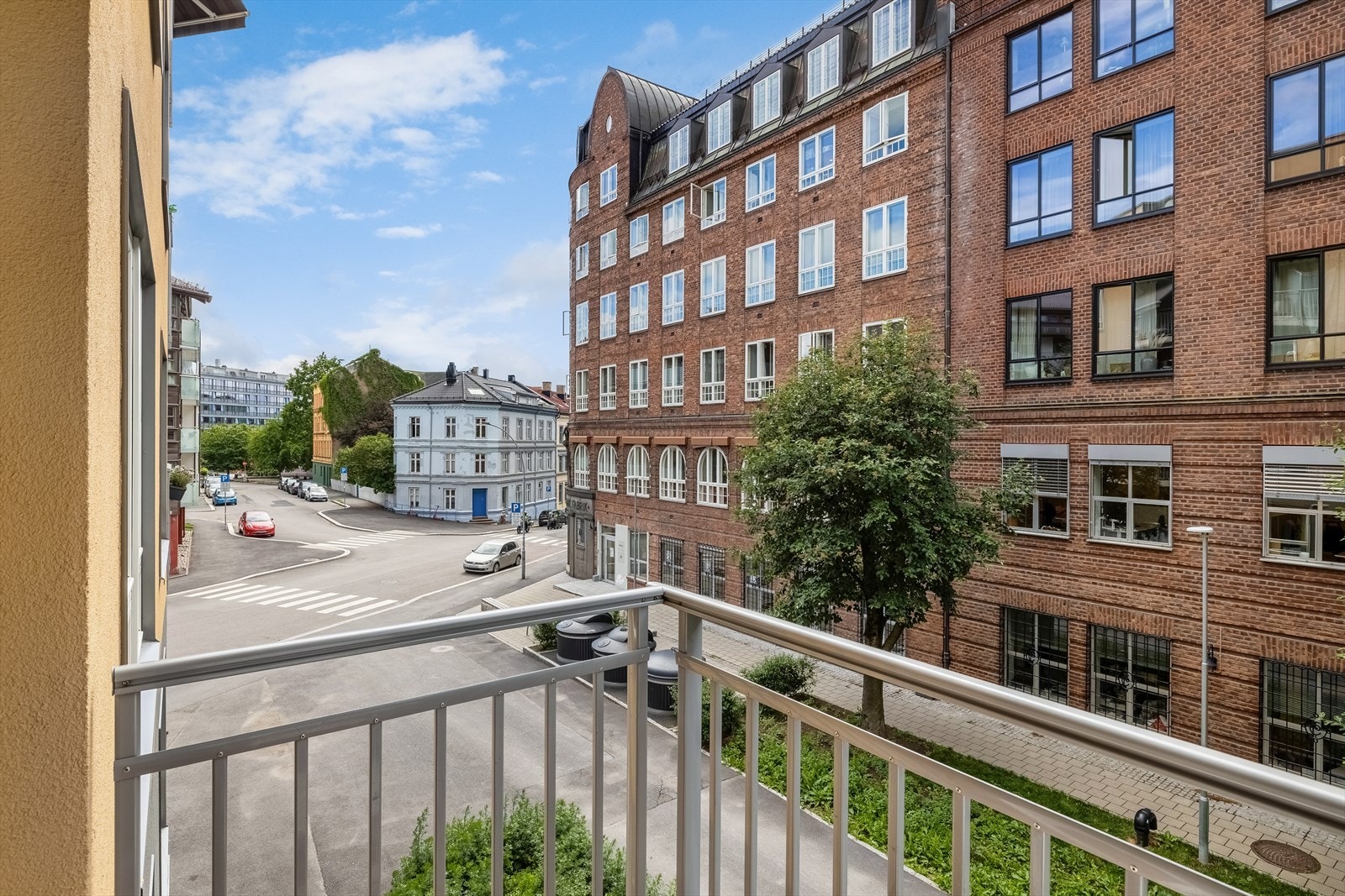 Sydvestvendt balkong med god plass til sittegruppe i rolig gate. Galleribilde