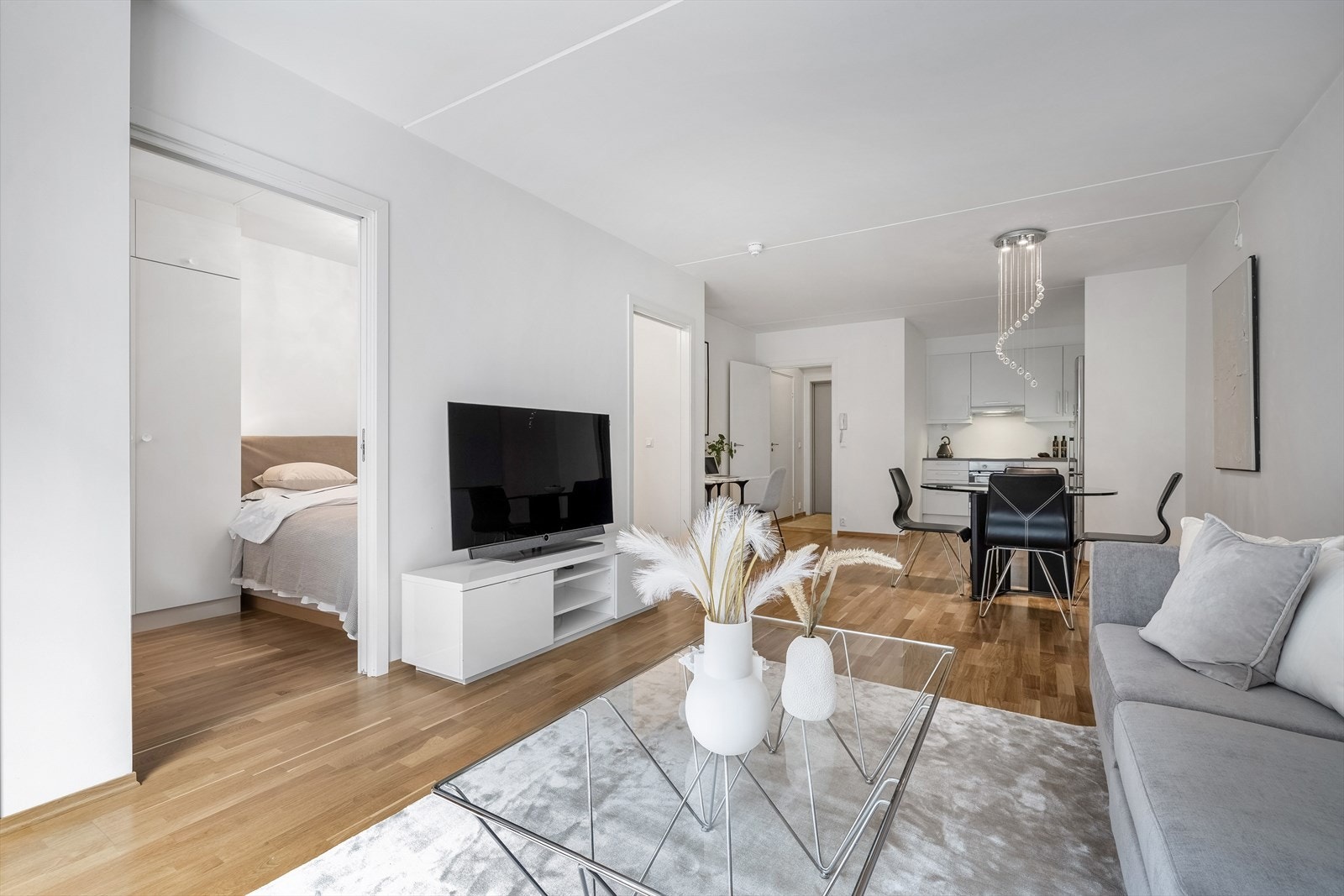 Stuen har god plass til sittegruppe, sofabord, tv-bord og spisebord. Galleribilde