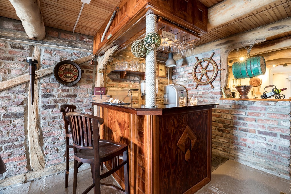 Selskapslokal med tilhørende barløsning. Galleribilde