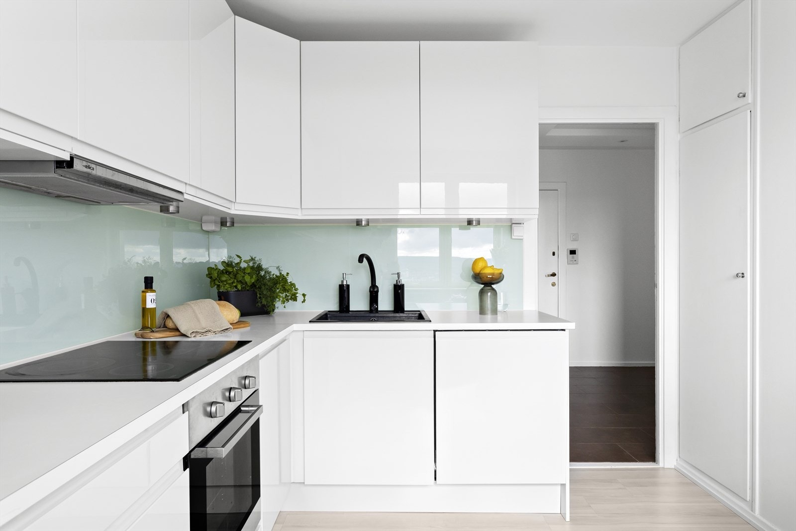 Det er romslig arbeidsplass og gode oppbevaringsmuligheter. Galleribilde