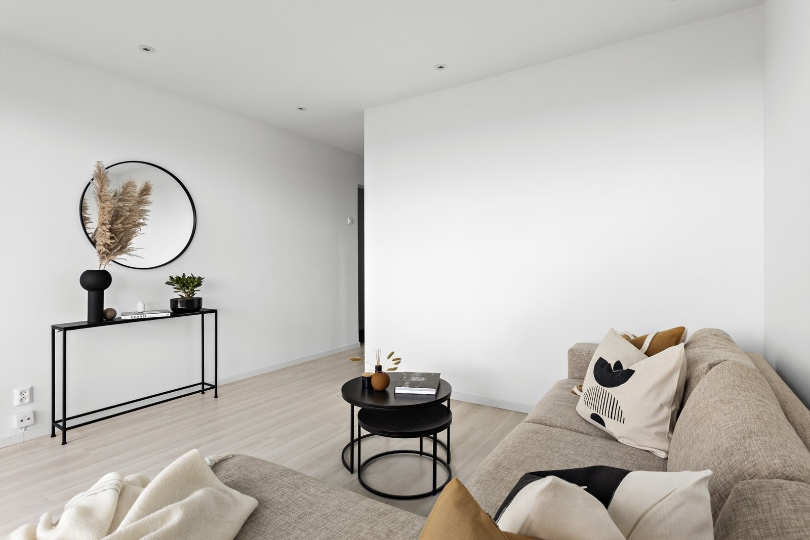 Stuen har god plass til sofagruppe, tv-møblement og annet interiør. Galleribilde