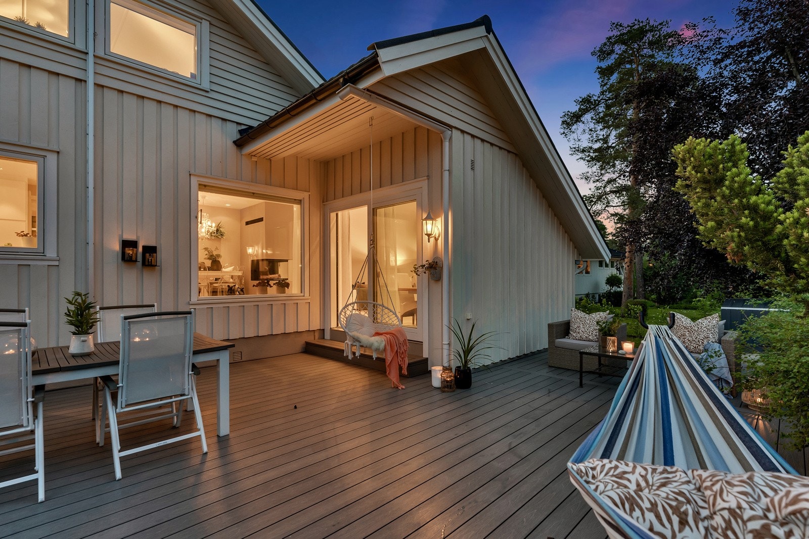 Terrassen var ny i 2020 og har vedlikeholdsfritt gulv. Her er det god plass for sittegrupper, grilling og middagsgjester Galleribilde