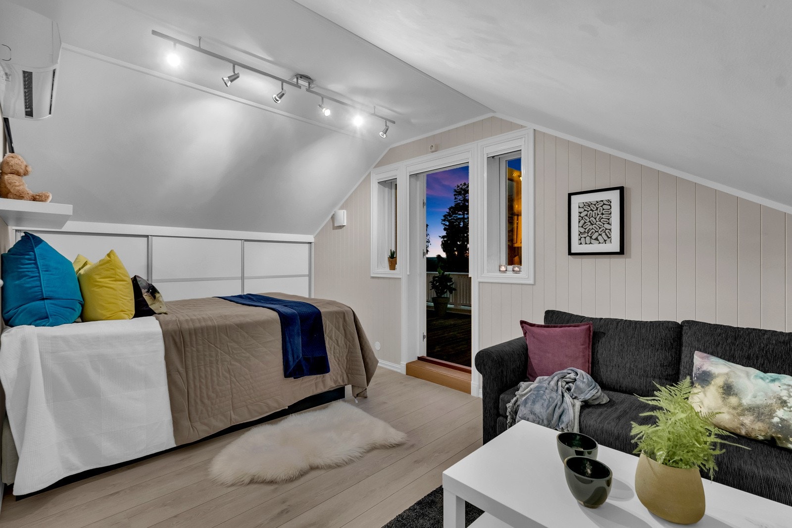 Det er to soverom i denne etasjen, dette soverommet har utgang til takterrassen Galleribilde