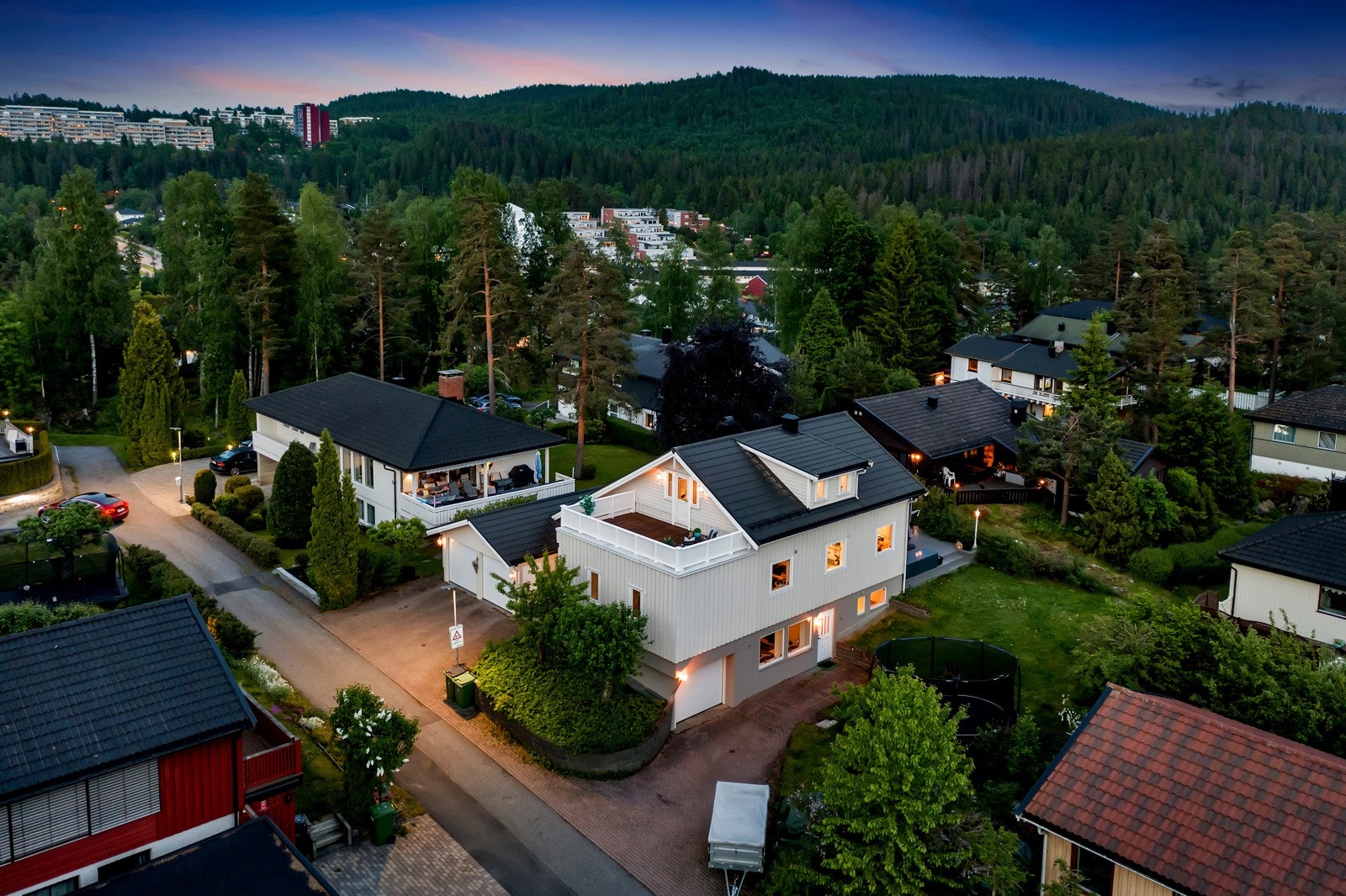 Eiendommen ligger vestvendt med gode solforhold, og er pent opparbeidet med plen, skjermende beplantninger, bed, støttemur og gårdsplass med belegningsstein. Det åpne plenarealet frister til trampoline, lek og moro Galleribilde