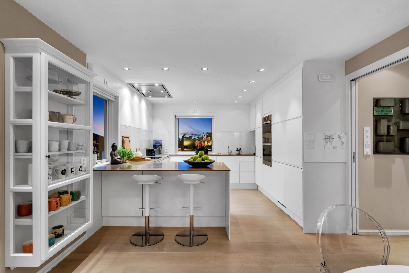 Spisekjøkkenet er en naturlig samlingsplass for hele familien, og har en påkostet innredning fra Norema som var ny i 2011. Hvitevarene er fra anerkjente Siemens og Miele Galleribilde