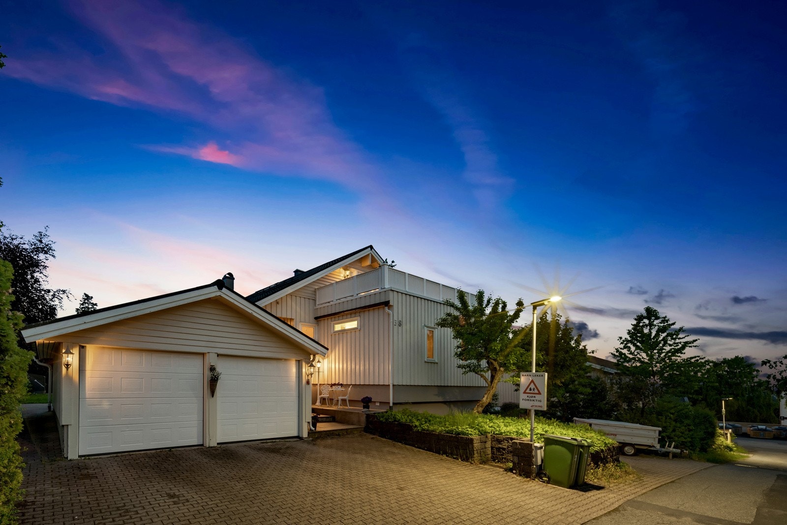 Det er parkering i dobbelgarasje på ca. 36 kvm med to motoriserte porter. I tillegg er det en integrert enkelgarasje i underetasjen. Øvrig parkering skjer på gårdsplassen hvor det er plass til 5 biler. Galleribilde