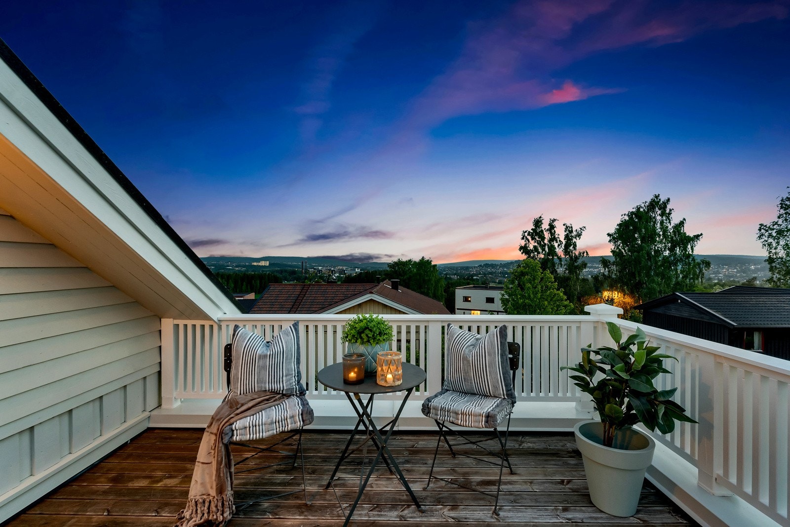 Takterrasse på ca. 22 kvm. Her kan det nytes en vidstrakt utsikt mot Losby, Ahus, Fjellhamar, Skedsmo og Blystadlia. Galleribilde