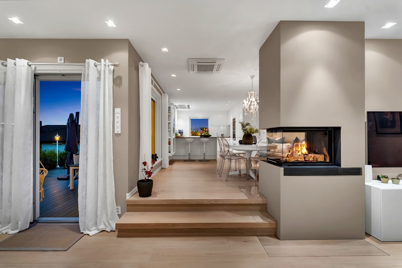 Stuen deles naturlig i stuesone og spisesone. Stuesonen har god plass for sofaguppe og tv-møblement, og i spisesonen er det plass til langbord. Her er det mulighet for større samlinger, feiringer og lystig lag med venner Galleribilde