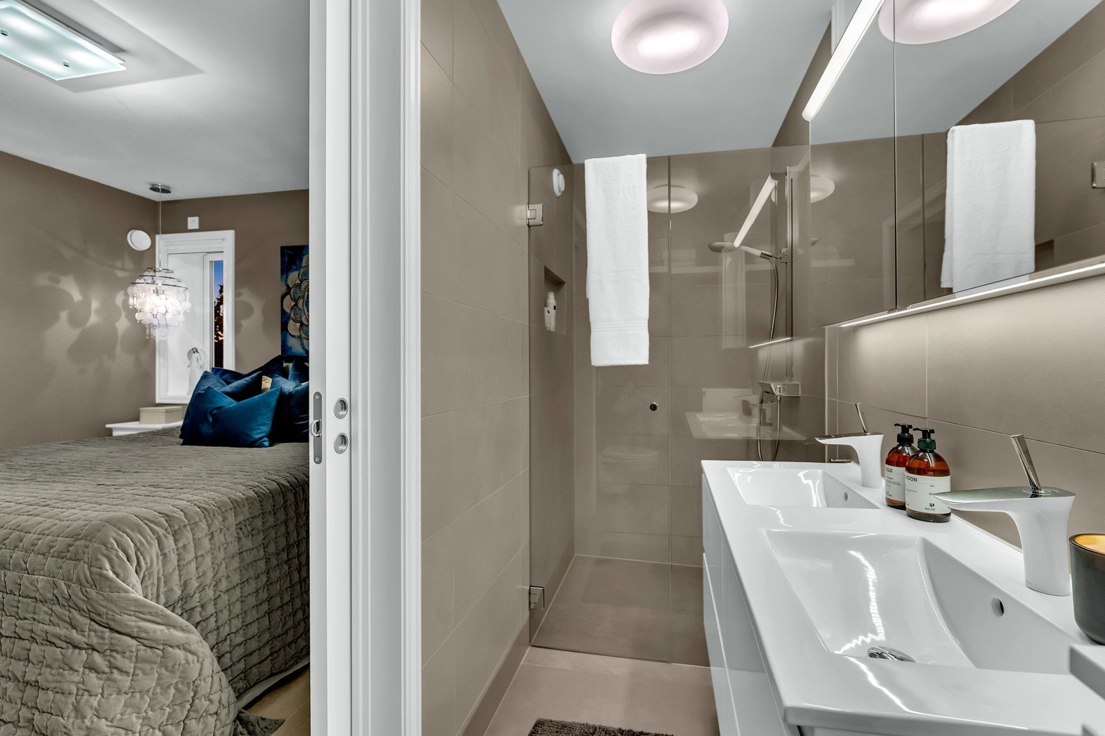 Badet ble pusset opp i 2015. Badet har fliser på gulv og vegg, varme i gulvet og mekanisk avtrekk. Det er speil med integrert ledbelysnin og et vegghengt toalett. Rommet har en stor og stilig dusjsone med hel gulvflis, slukrist, fast glassvegg og en glass Galleribilde