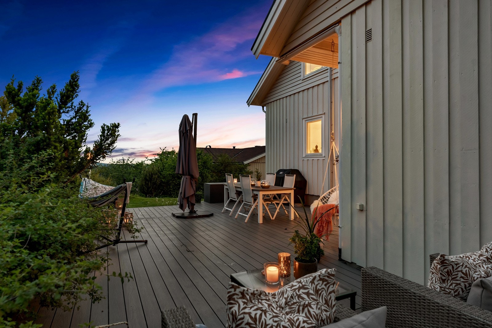 Stuen har skyvedør til en storslått terrasse på ca. 60 kvm med trapp ned til hagen Galleribilde