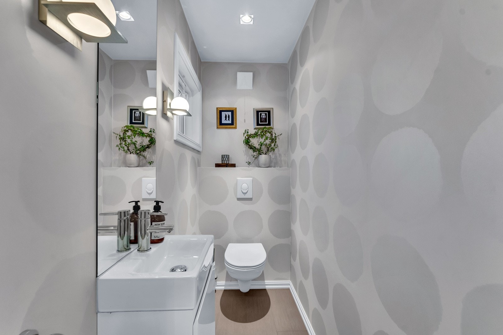 Gjestetoalettet ligger i første etasje og har adkomst fra entreen. Dette kan være ekstra kjærkomment for familier med små barn. Rommet ble pusset opp i 2011 Galleribilde