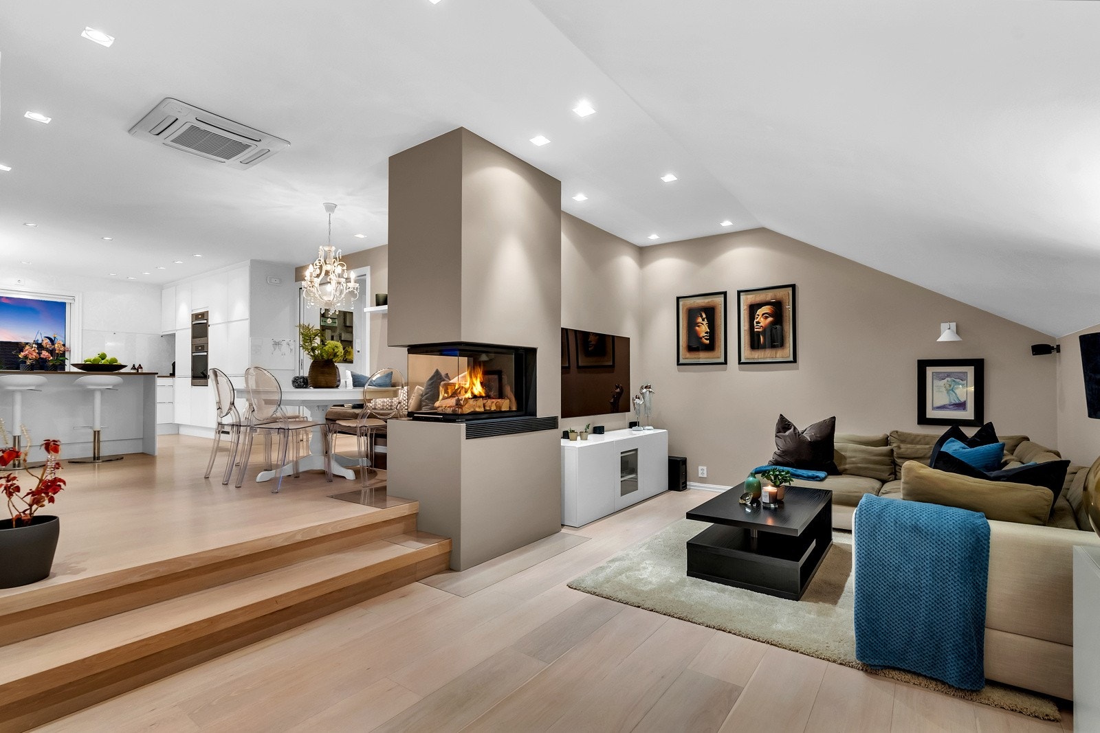 Stuen deles naturlig i stuesone og spisesone. Stuesonen har god plass for sofaguppe og tv-møblement, og i spisesonen er det plass til langbord. Her er det mulighet for større samlinger, feiringer og lystig lag med venner. Galleribilde