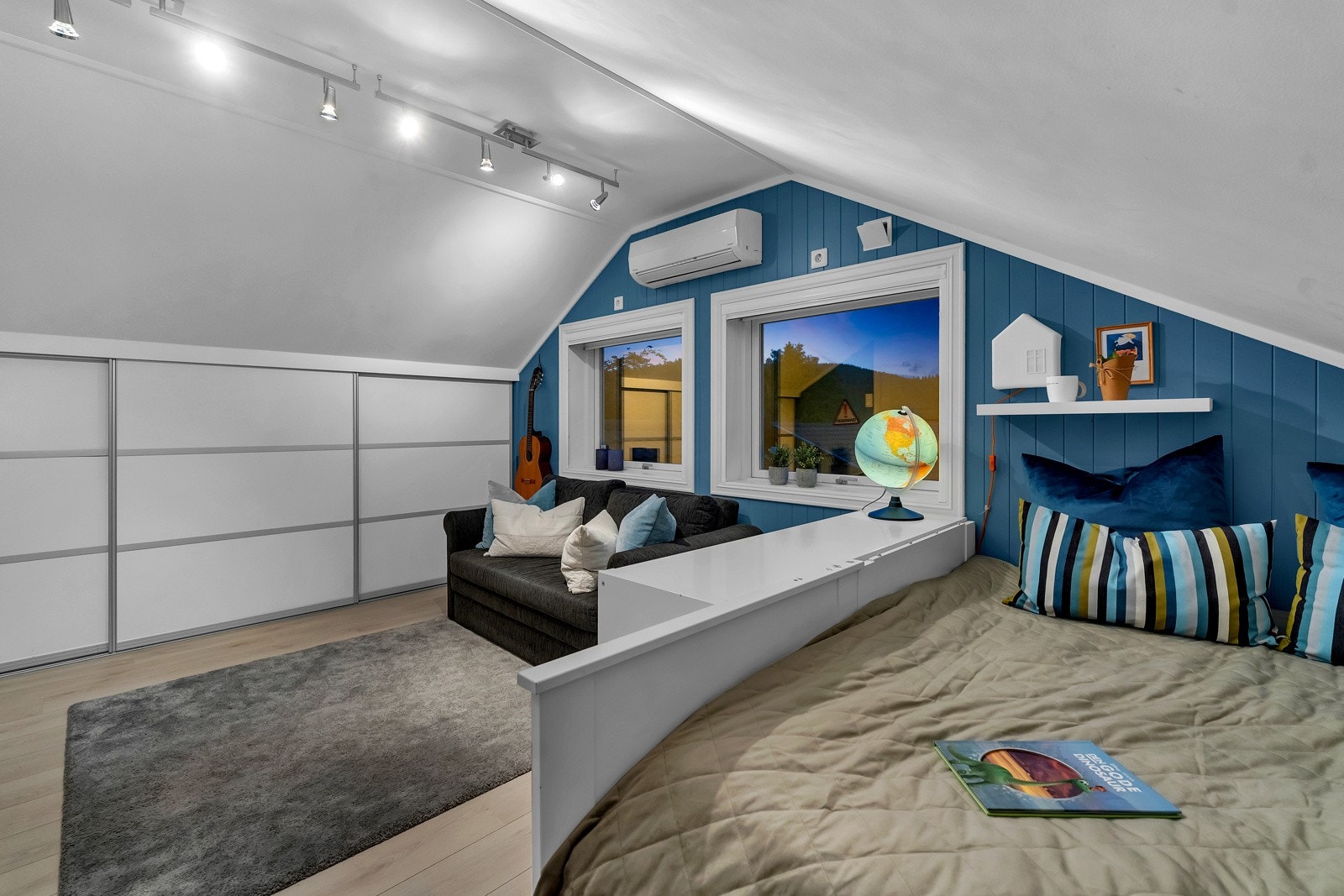 Tre av rommene har luft-til-luft varmepumpe som sørger for jevn komfort, sommer som vinter. Det er godt med skapplass på alle soverom Galleribilde