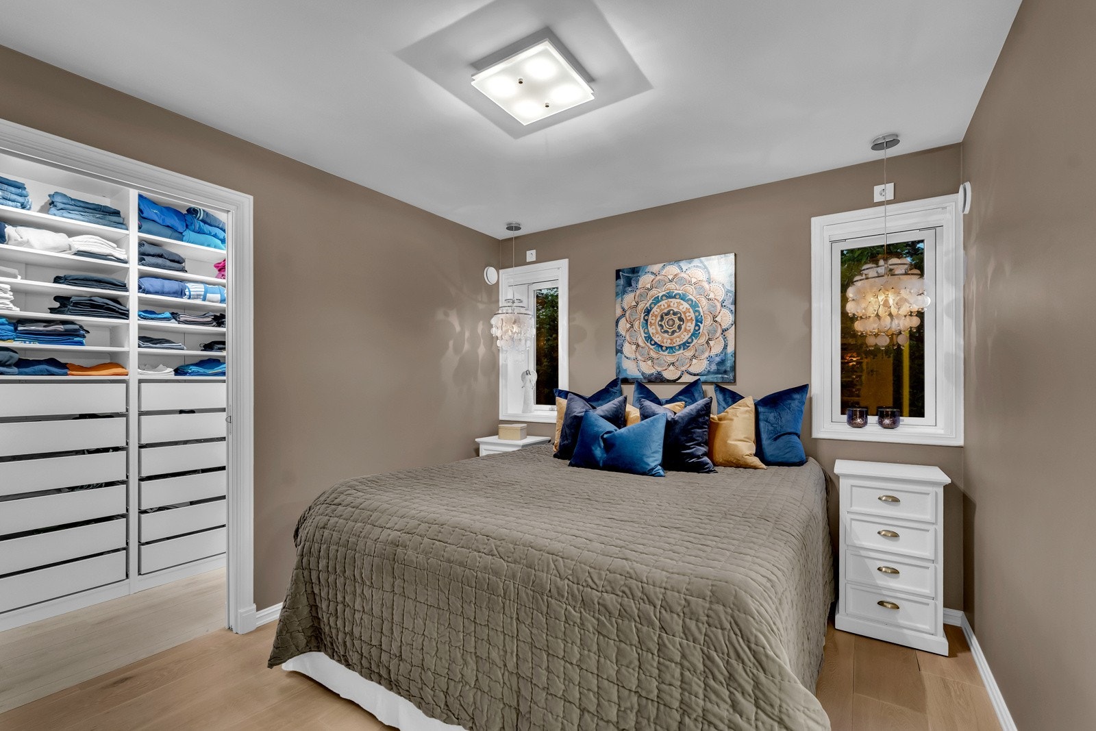 Hovedsoverommet ligger i første etasje og har en fin suiteløsning med eget bad og walk-in closet. Et vindu på hver side av sengeplassen sørger for god belysning Galleribilde