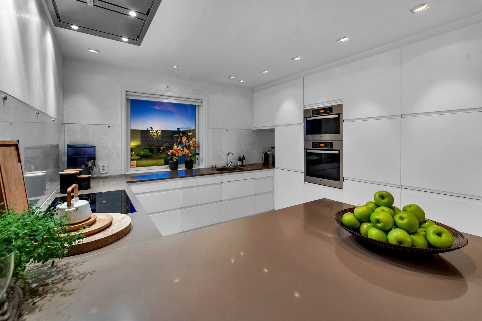 Benkeplater i Silestone kompositt understreker den høye kvaliteten og en integrert RørosHetta ventilator i himlingen setter prikken over i'en. Galleribilde