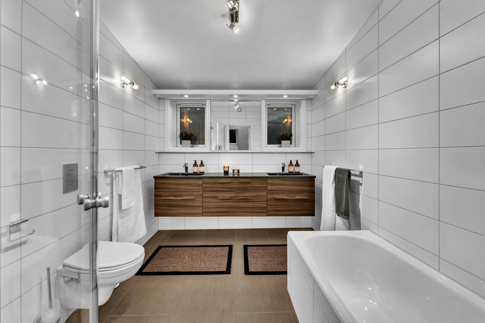 Badet i andre etasje ble pusset opp i 2011 og har adkomst fra soveromsgangen. Badet har speil, spotbelysning og en pen innredning med heldekkende dobbelservant på skuffemøblement. Speilet over innredningen er fleksibelt og kan skyves sideveis Galleribilde