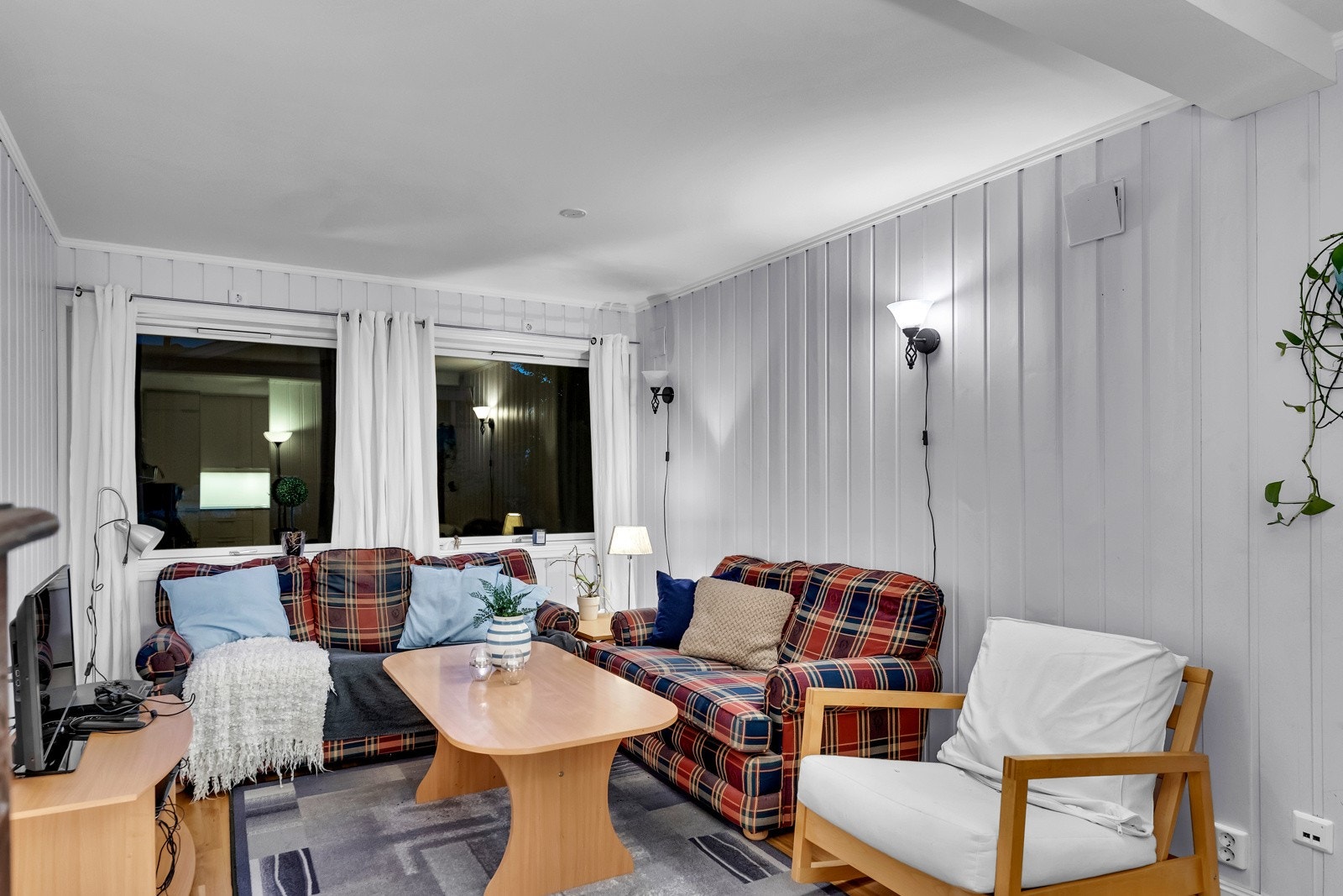 Eneboligen har en trivelig utleieleilighet i underetasjen. Hybelen består av entré, gang, bad, soverom, kjøkken, stue og bod Galleribilde