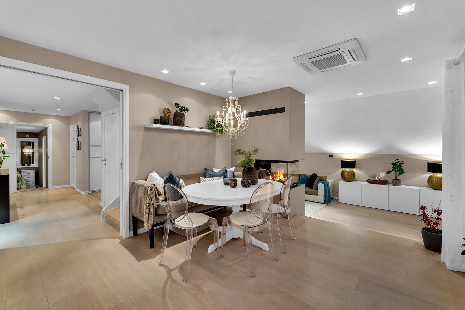 Spiseplassen er ved peisen og innbyr til familiemåltider, koselige spillkvelder og kanskje litt hjelp med leksene Galleribilde