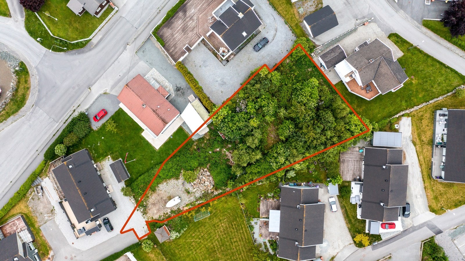 Tomten er på hele 1314 kvm og har en sentral og flott beliggenhet (cirka tomtegrense) Galleribilde