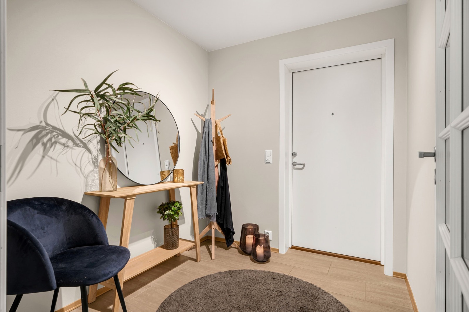 Entré med god plass for klesoppbevaring o.l. Galleribilde