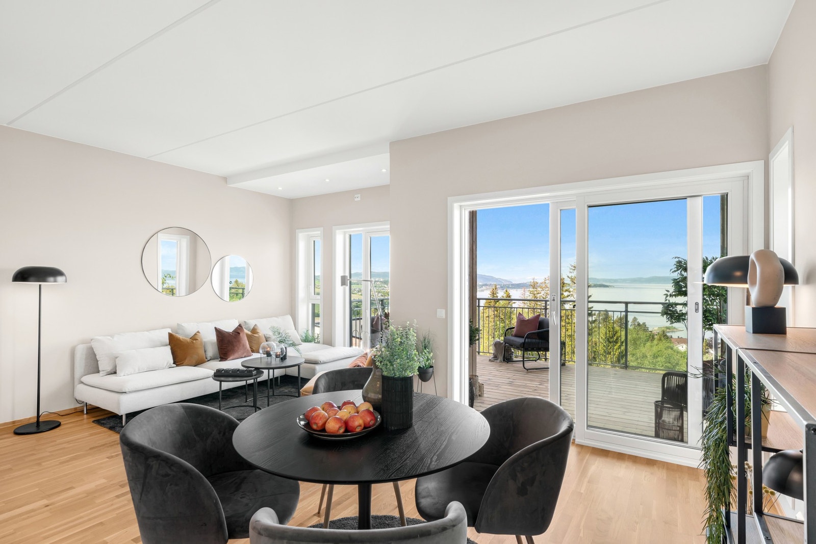 Fra stuen er det utgang via skyvedører til stor balkong. Galleribilde