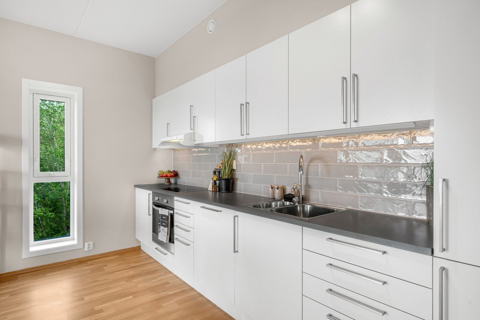 Flott kjøkken med integrerte hvitevarer. Galleribilde