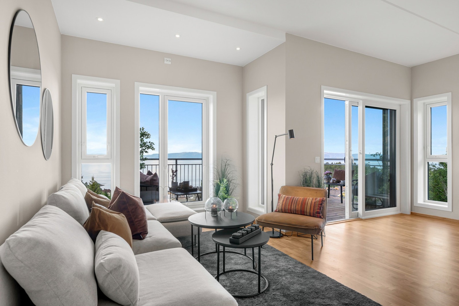 Her har man både fjernvarme og balansert ventilasjon. Downlights i tak over vinduspost. Galleribilde