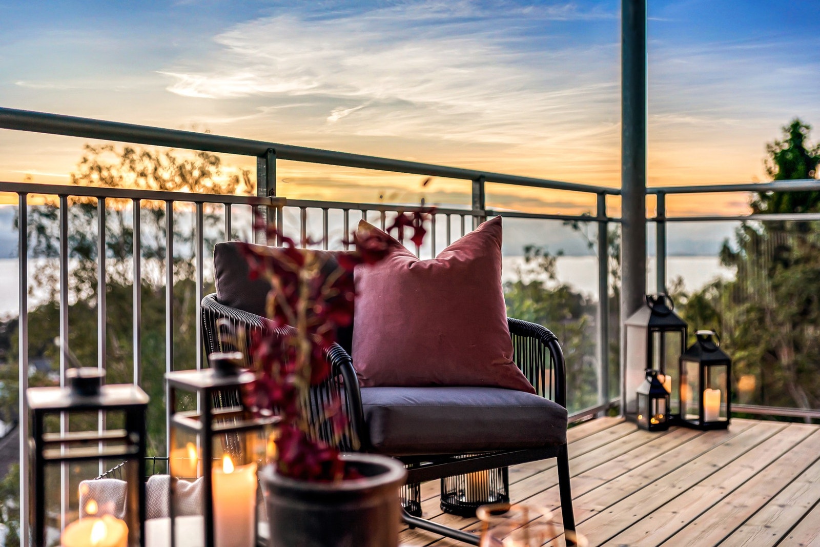 Her får man et vakkert fargespill på himmelen når solen går ned. Galleribilde