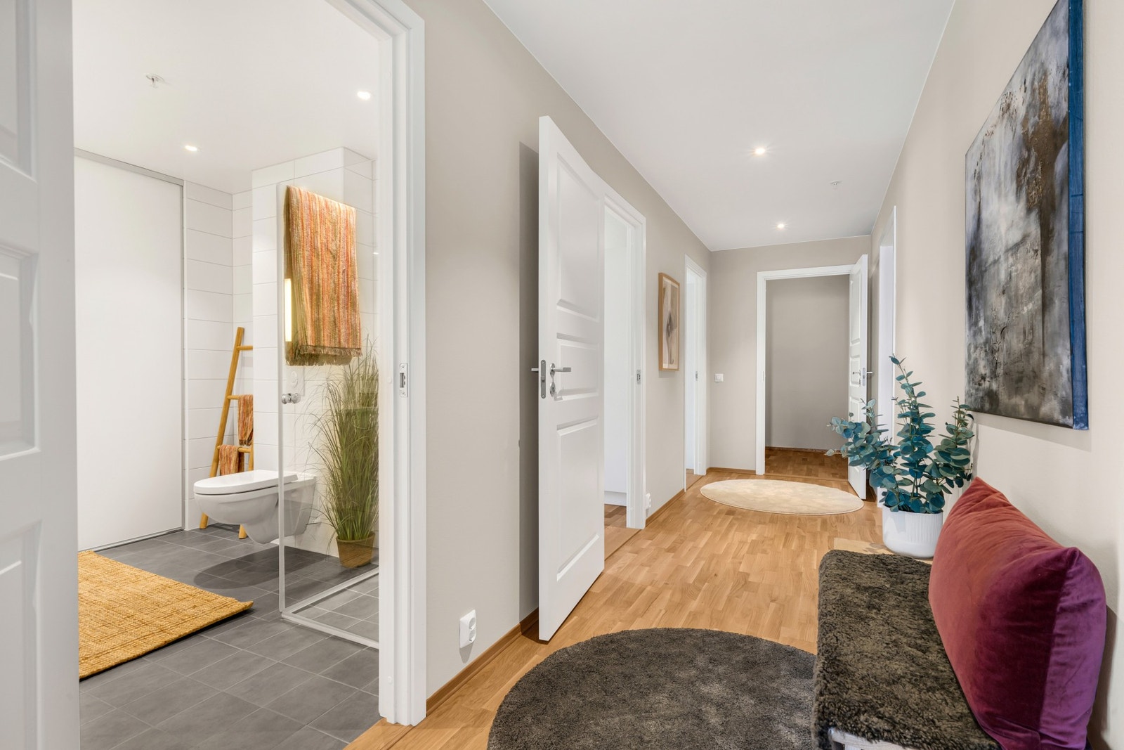 Gang sett mot bad og soverom. Downlights i himling. Galleribilde