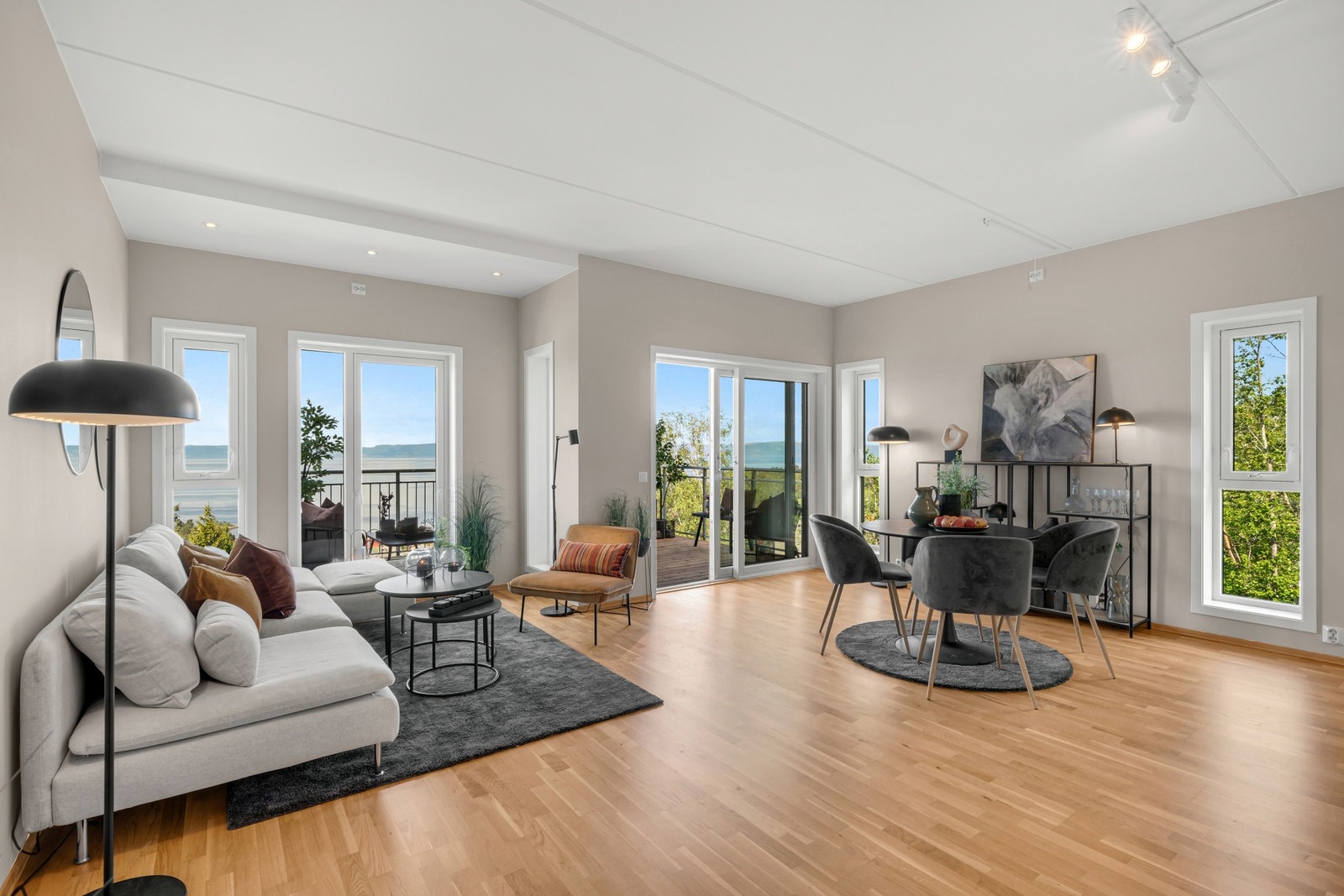 Store vindusflater er en gjenganger i leiligheten og med endebeliggenhet får man ekstra vinduer på endeveggen, som sammen med utsikten bidrar til leilighetens helt særegne og luftige atmosfære. Galleribilde