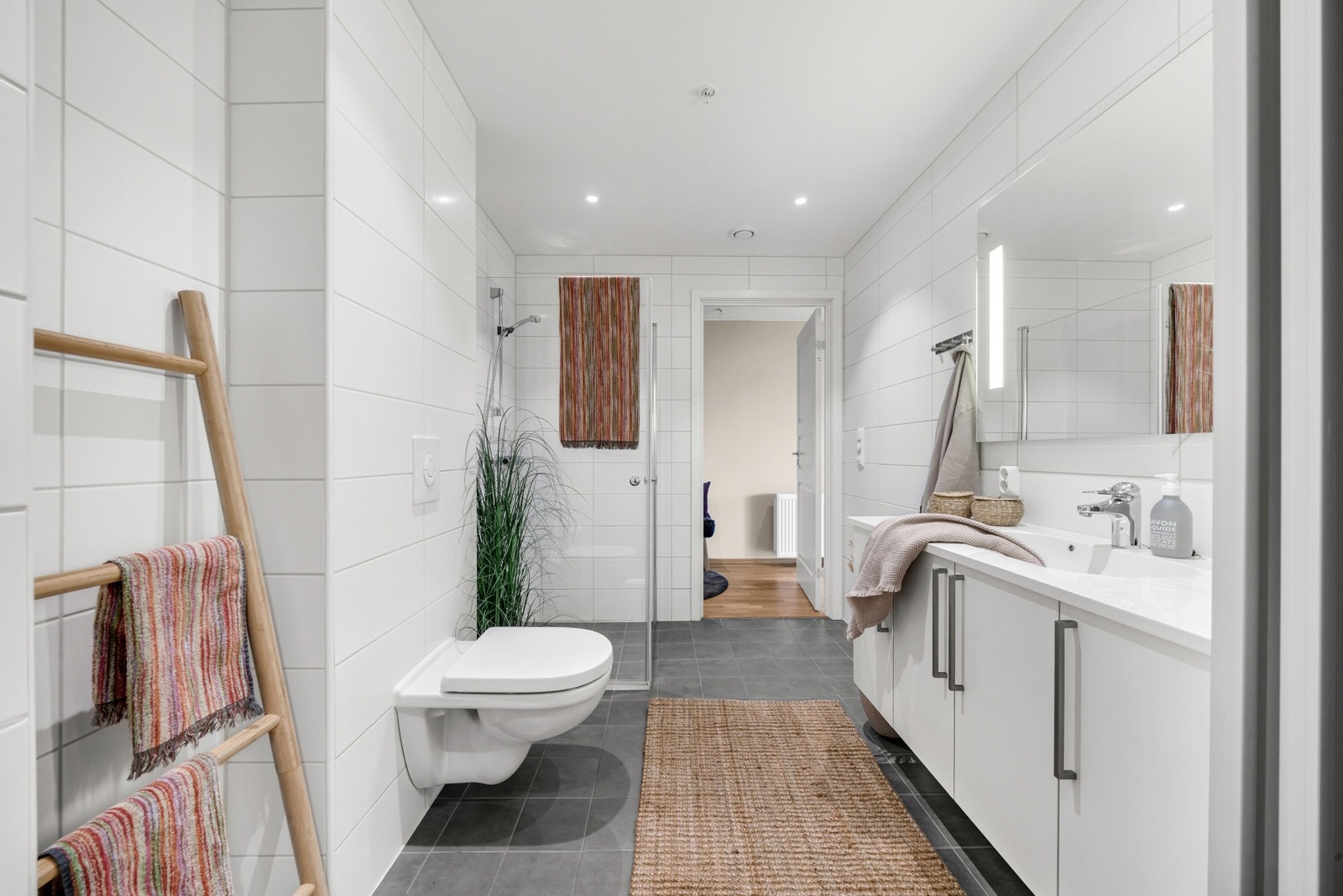 Svært innbydende bad på 8 kvm med mørke gulvfliser og romslig dusjnisje. Galleribilde