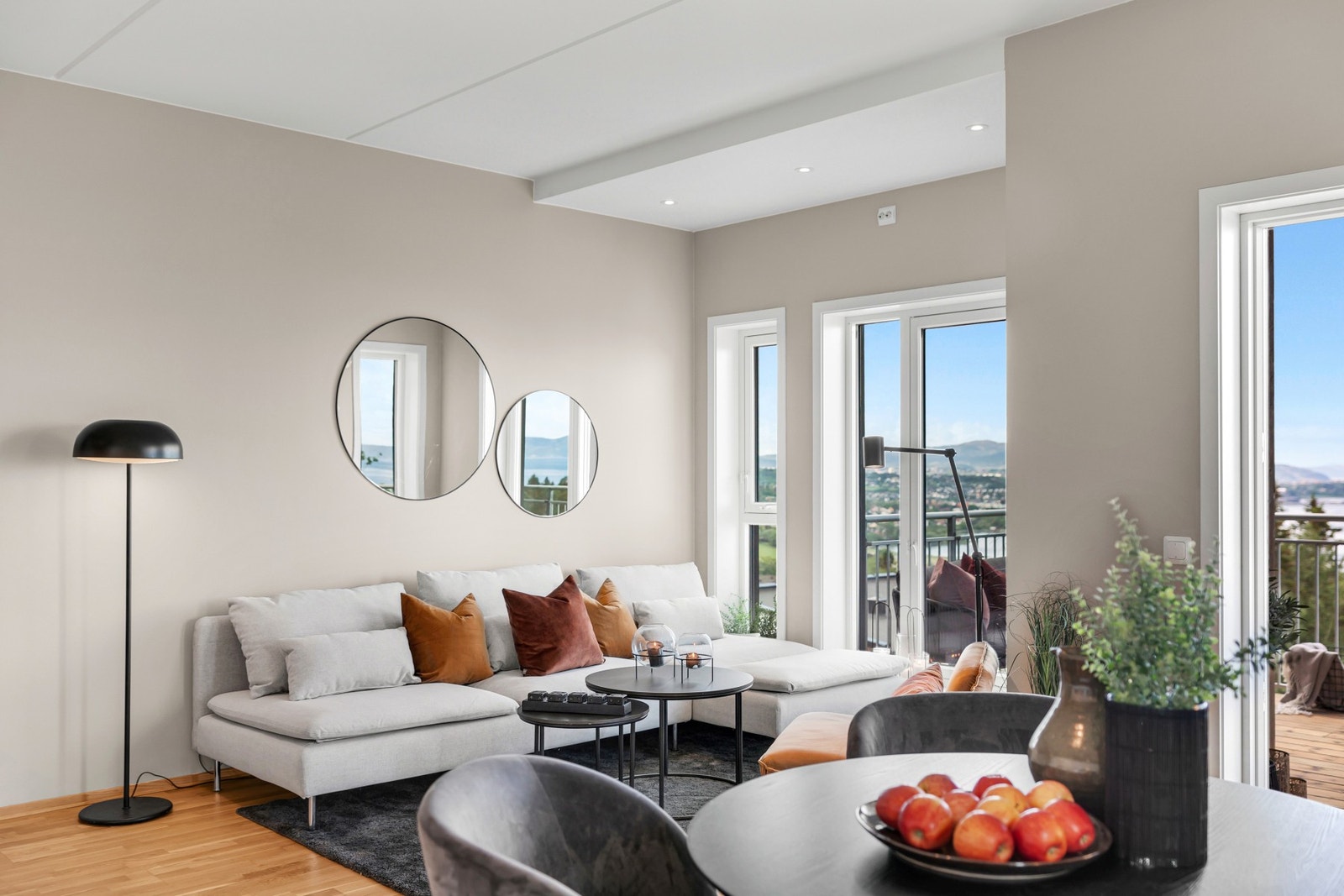 Leiligheten ble ferdigstilt så sent som i 2015 og holder som følge av dette en gjennomgående moderne standard fordelt over 81 kvm. Galleribilde