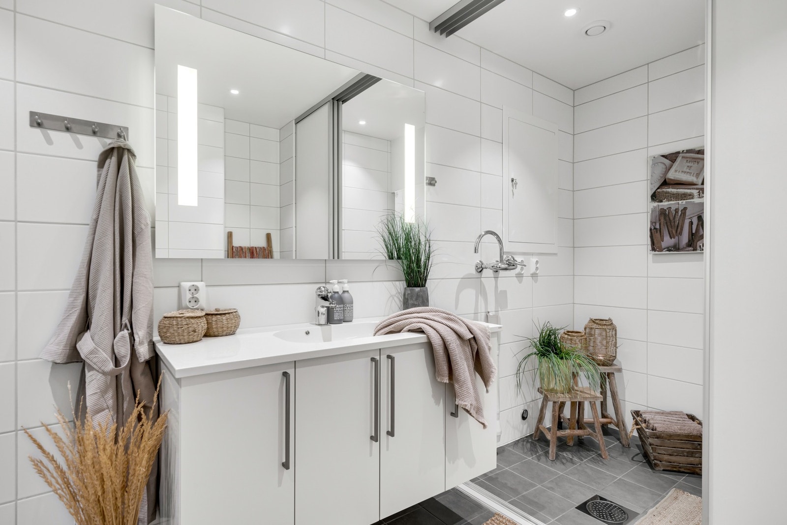 På badet har man moderne innredning, vegghengt WC, dusjhjørne og opplegg for vaskemaskin. Galleribilde