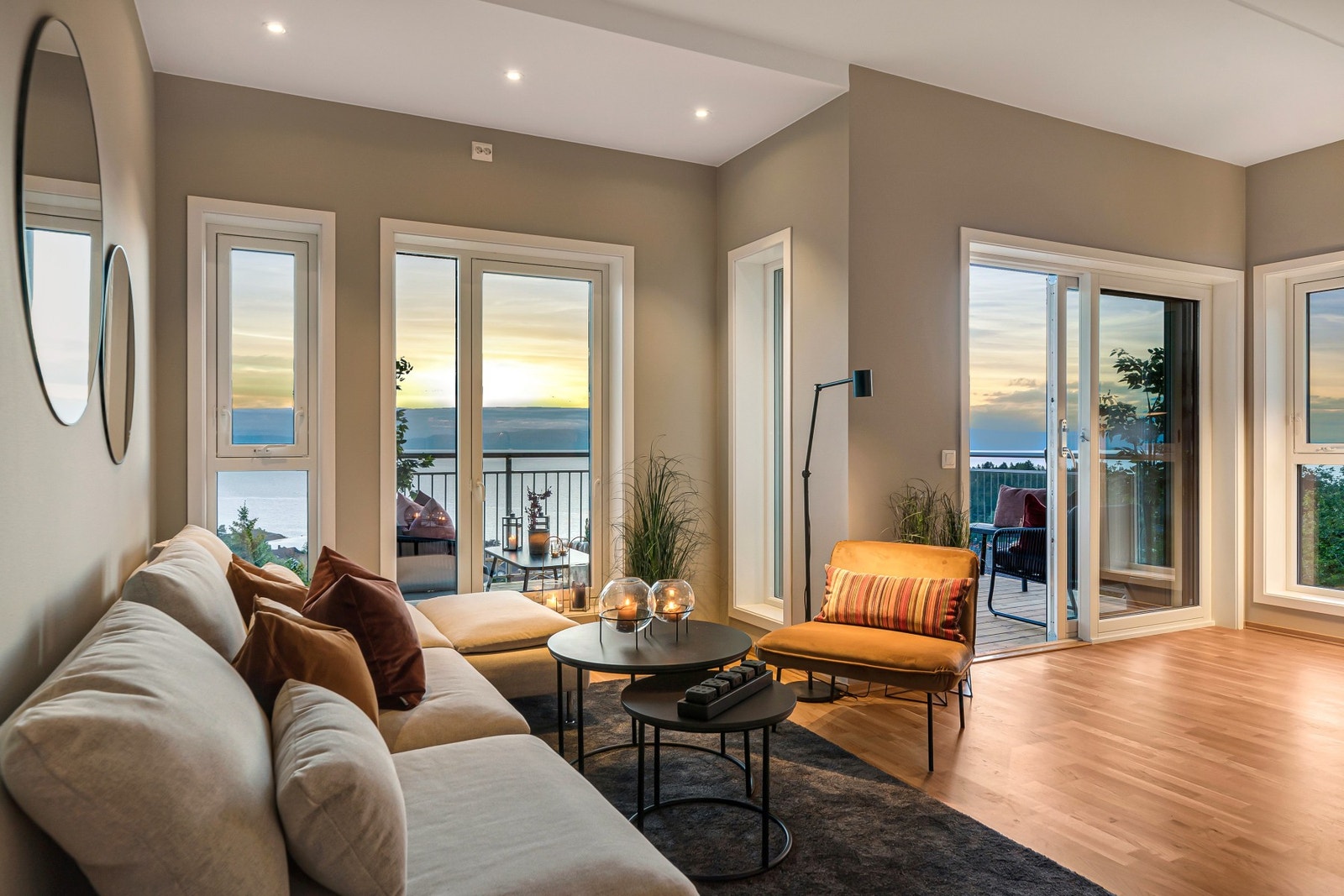 Leiligheten oppleves svært innbydende, og alle vegger ble malt av firma i juni 2022. Galleribilde