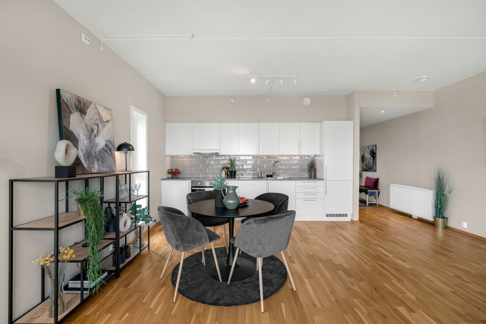 God plass til spisebord i overgang til kjøkken. Galleribilde