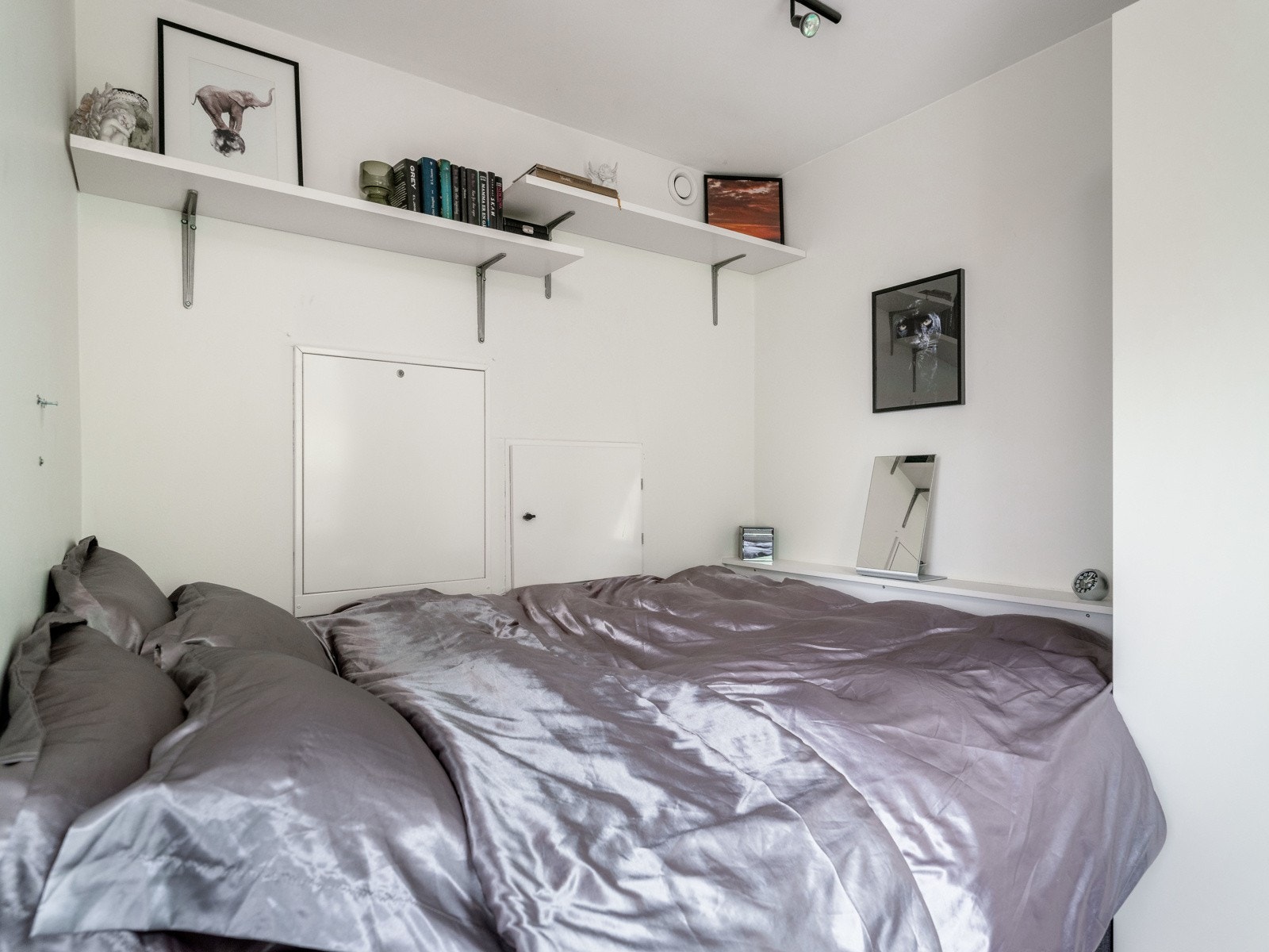 I tillegg til garderobe er det plass til stor seng.