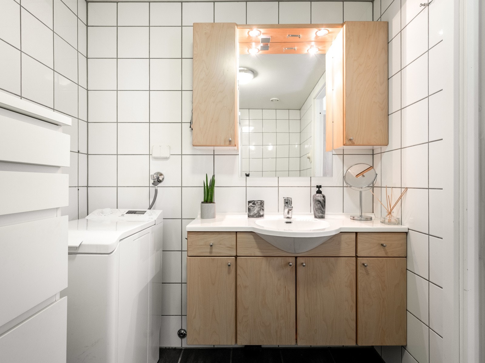 Lyst og pent flislagt bad på 4,5 m2.