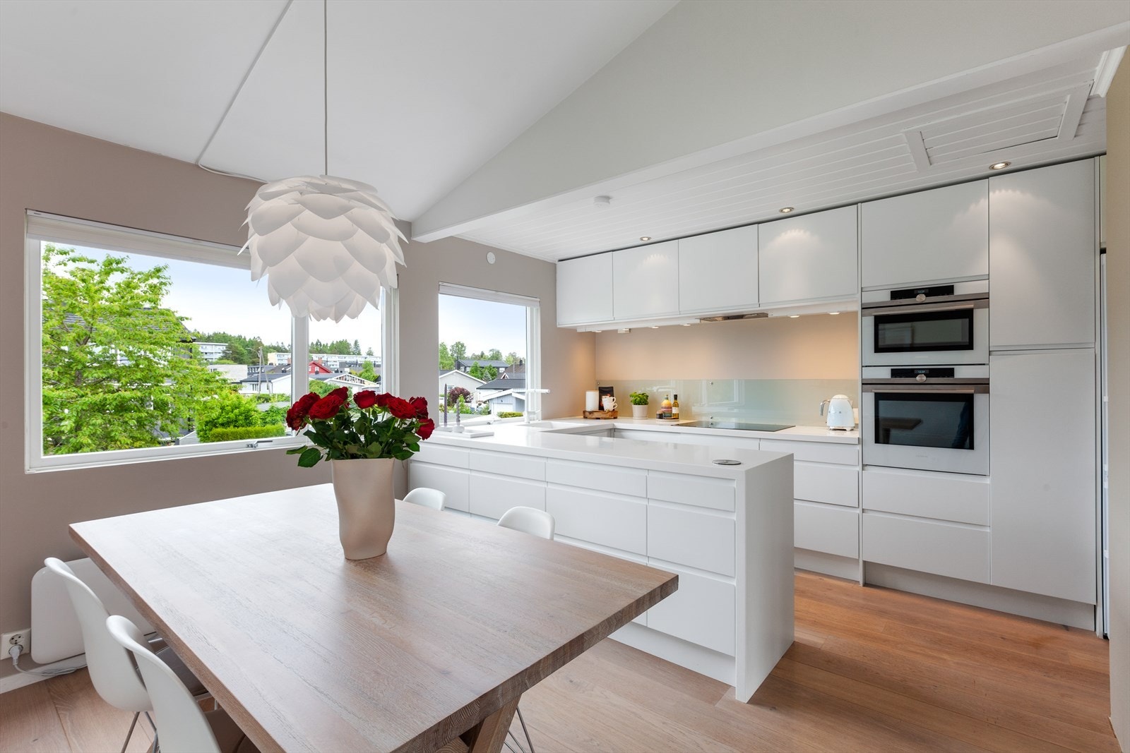 På overste plan har vi kjøkken og spisestue med utsyn mot nord. Galleribilde