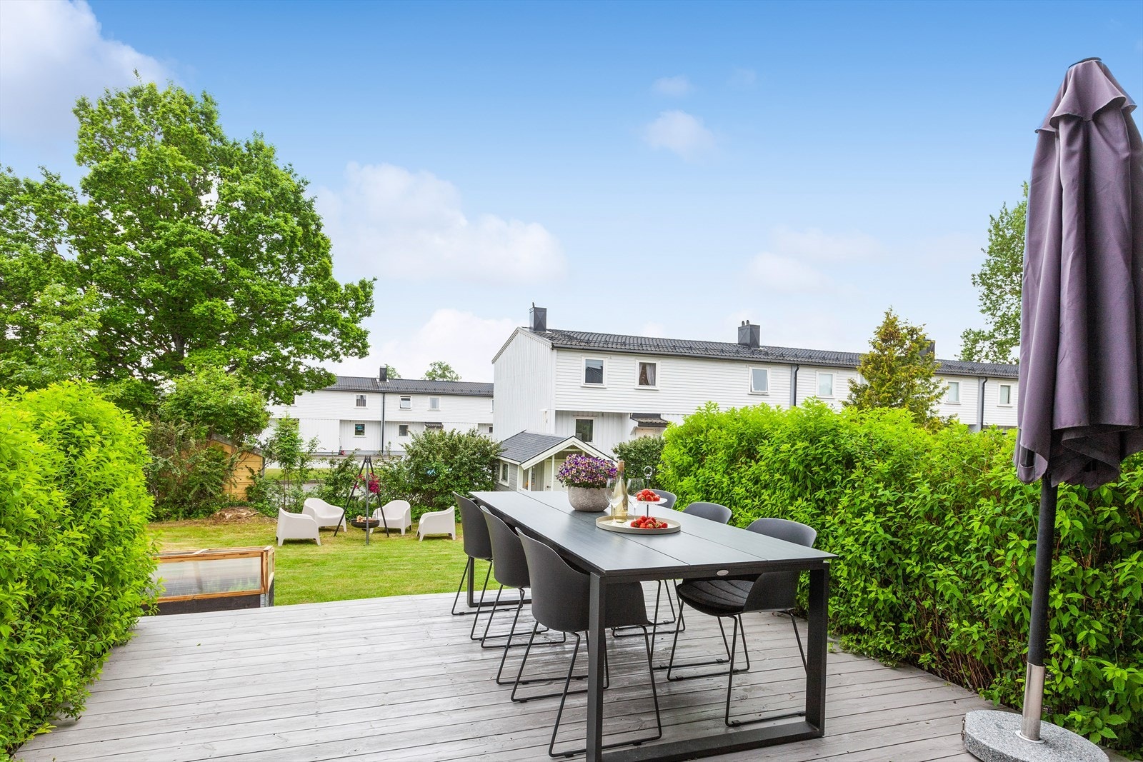 Grønn og frodig hage med god utsyn. Galleribilde