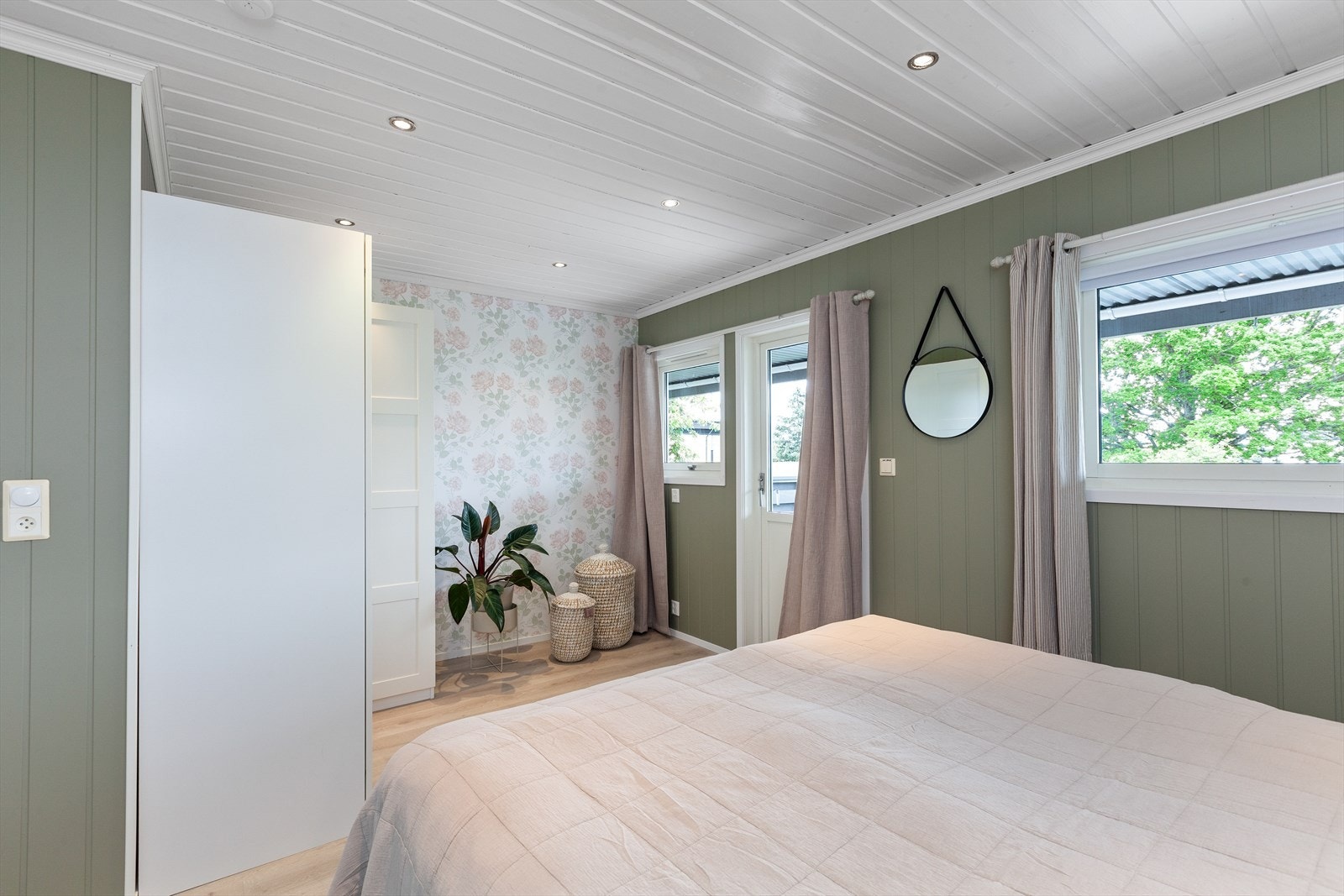 Hovedsoverom med god plass til omkledning og garderobe. Galleribilde