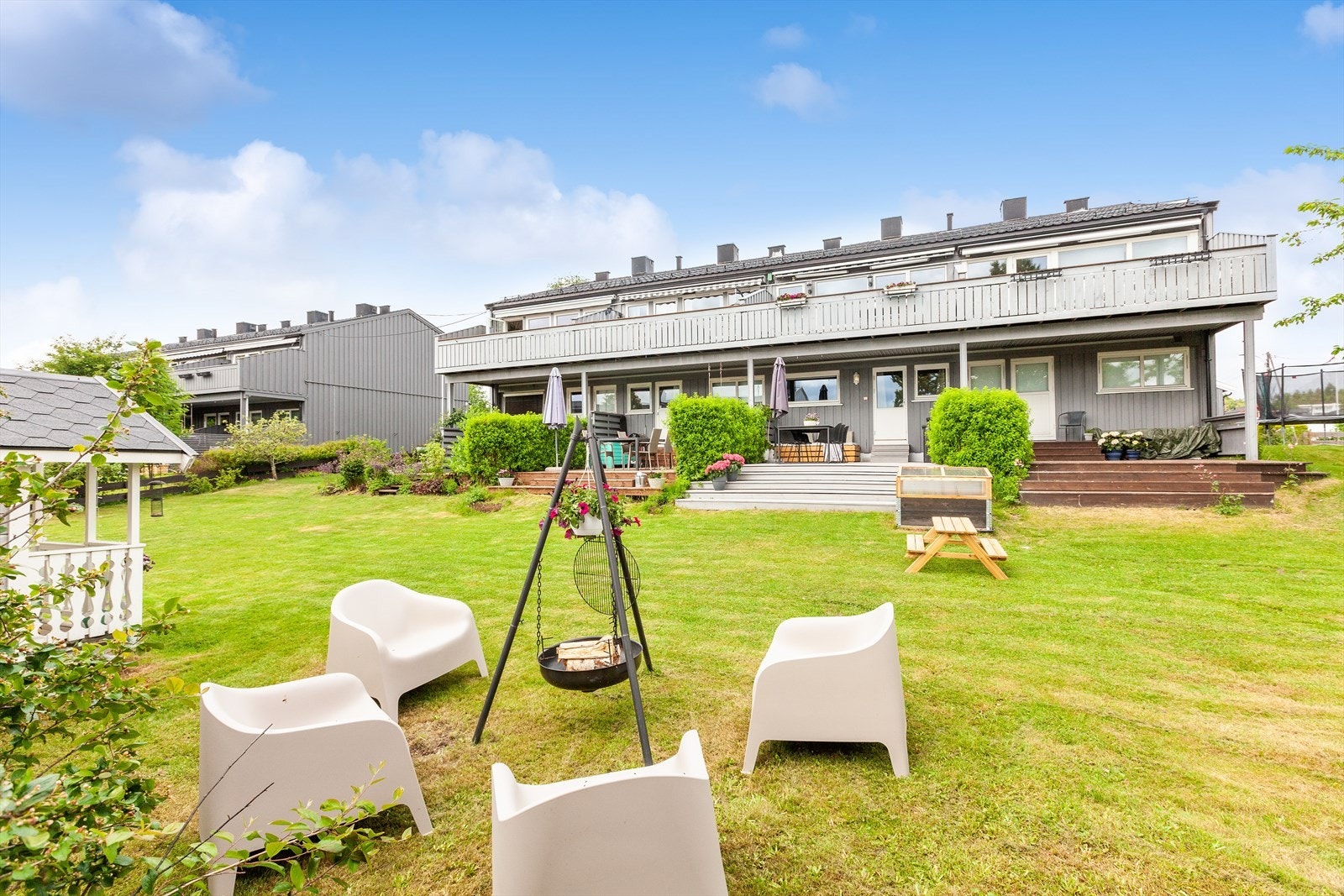 Utgang til flott hage fra 1 etg. Galleribilde